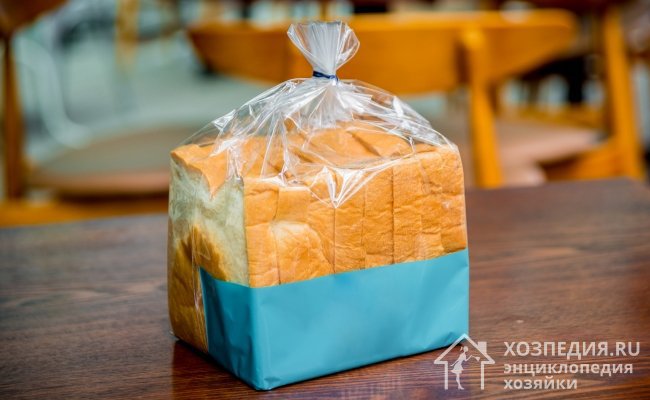 Перед заморозкой разрежьте хлеб на куски и расфасуйте в пакеты, рассчитывая порции на 1-2 приема пищи, так хлеб будет легче замораживать и размораживать