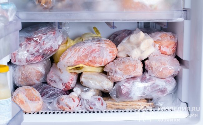 Сохранить любой вид мяса поможет морозильная камера. При низких температурах продукция может сберегаться до 1 года, не теряя свои вкусовые и полезные свойства