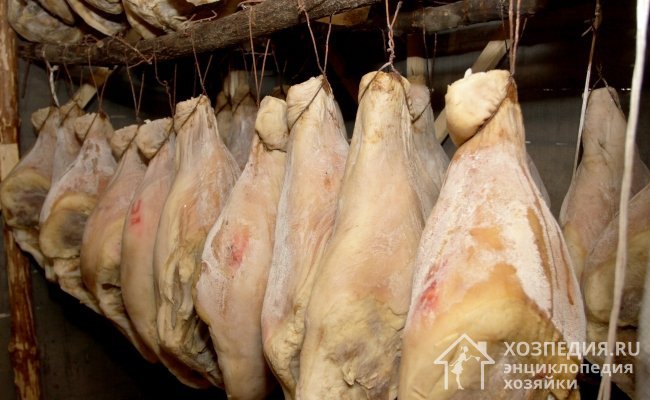 Сохранить мясо в тушах или полутушах можно только подвешенным на крючьях. При этом продукция не должна соприкасаться между собой или со стенами