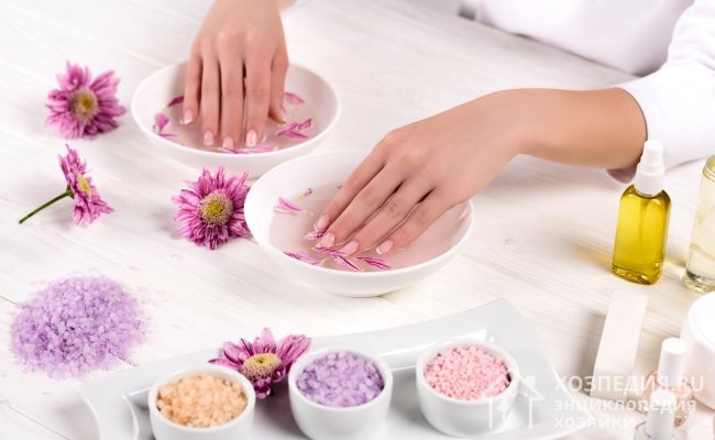 Очистить кожу рук поможет теплая ванночка с морской солью