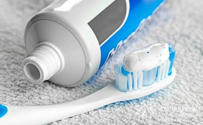 Зубная паста оказывает отбеливающий эффект, поэтому ее применение оправдано для отмывания красящего пигмента с рук