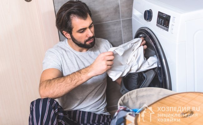Для того чтобы полностью убрать пятно от корректора, очищающего средства и его запаха, постирайте изделие в стиральной машине