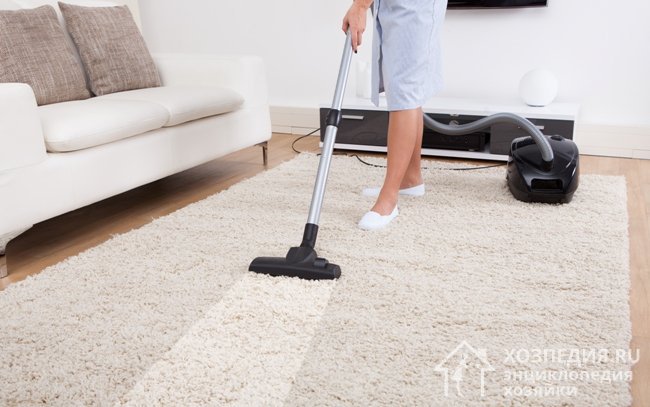 Для отсыревших ковров и обивки уместнее применять методы сухой чистки