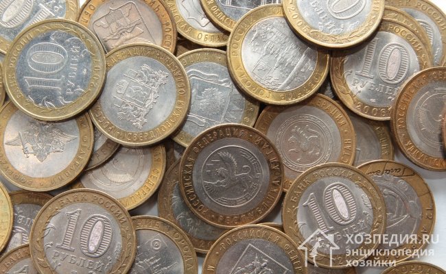 Для чистки денег из биметалла выбирайте щадящие средства, чтобы избежать повреждения ценных экземпляров (на фото – биметаллические монеты номиналом 10 рублей)