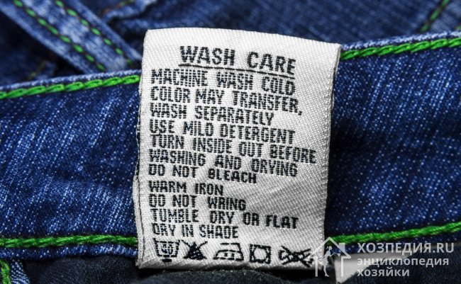 При стирке джинсов после выведения пятен краски необходимо следовать инструкции на этикетке