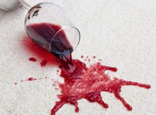Как отстирать красное вино с одежды и скатерти