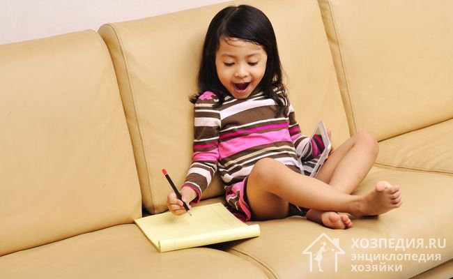 Следы на диване нередко появляются по неосторожности, а чаще всего – из-за творческого порыва маленького ребенка