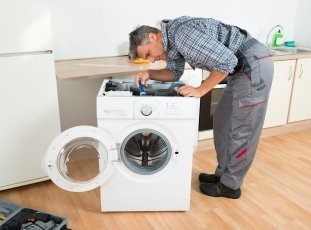 Прыгает стиральная машина при отжиме (сильная вибрация): что делать?
