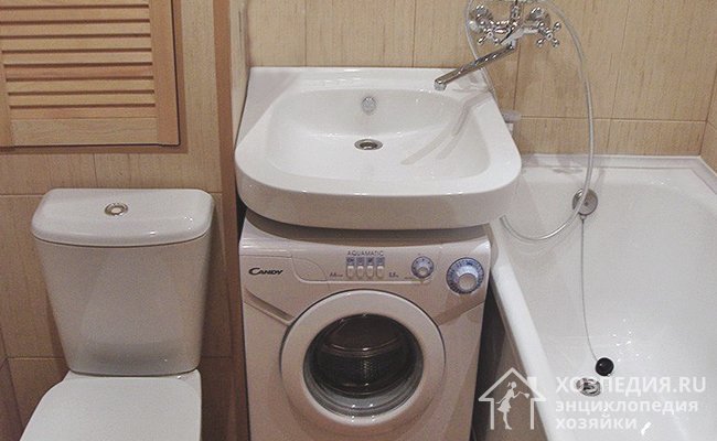 Компактная стиральная машинка, размещенная под умывальником, отлично впишется в интерьер маленькой ванной комнаты