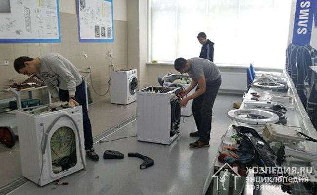 Утилизация начинается с того, что стиральные машинки разбирают на части