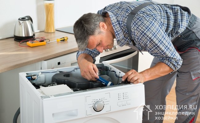Разборку стиральной машины начинайте со снятия верхней крышки. Затем поочередно уберите верхнюю и нижнюю панель, а также заднюю крышку