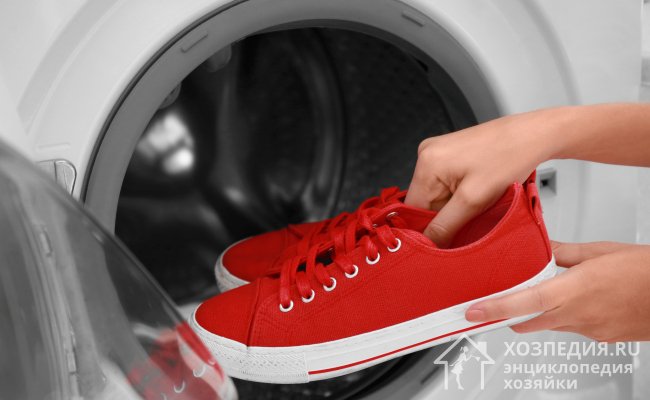 Очистить кеды, слипоны или кроссовки можно в стиральной машине. Перед стиркой внимательно ознакомьтесь с этикеткой, а также выполните все представленные рекомендации