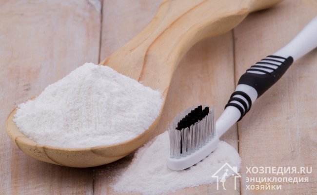Вернуть чистоту и белоснежность резиновой стельке со следами от ступни поможет сода и зубная щетка. Это простой, эффективный и доступный способ придать обуви первоначальный вид