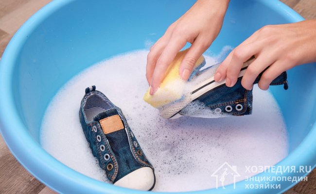 Отмыть кеды можно в мыльном растворе, приготовленном на основе стирального порошка или геля для мытья посуды. Для очистки дополнительно воспользуйтесь щеткой или жесткой стороной кухонной губки
