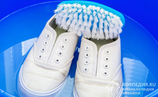 Регулярно проводите профилактическую чистку обуви, даже если отсутствуют видимые или серьезные загрязнения. Это позволит поддерживать чистоту изделий и продлит их срок эксплуатации