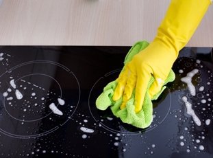 Как очистить стеклокерамическую плиту специализированными и подручными средствами	