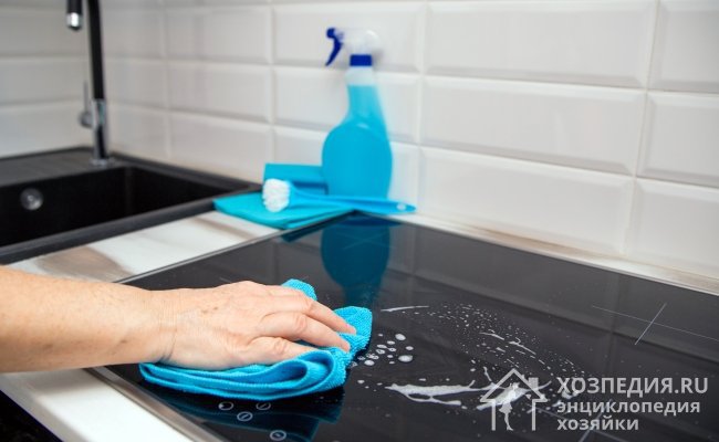 После очистки электроплиты хорошо смывайте остатки чистящего средства большим количеством чистой воды
