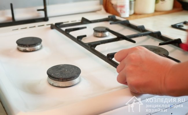 Мыть чугунные решетки в посудомоечной машине нельзя, поскольку столь продолжительное нахождение в воде может стать причиной появления ржавчины