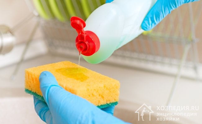 Очистить подошву утюга можно при помощи обычного моющего средства и кухонной губки, которые есть на кухне у каждой хозяйки