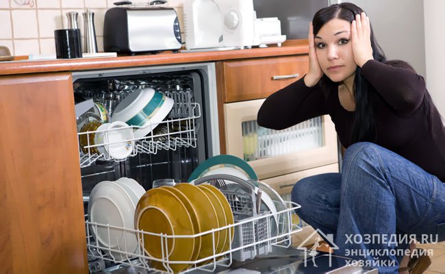 Если неправильно пользоваться посудомойкой, она не будет эффективно отмывать посуду от грязи, жира и остатков еды