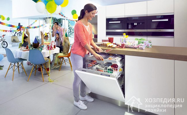 Посудомоечная машина поможет хозяйке справиться с мытьем посуды после приема гостей