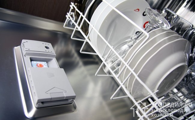 Для смягчения воды в посудомоечной машине можно использовать специальные таблетки 3-в-1. Их необходимо класть в специальный отсек, который находится в дверках прибора