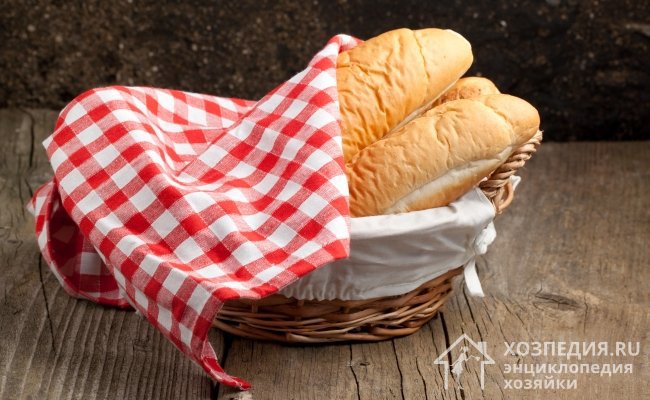 Чтобы хлеб во время праздничного застолья не заветрился, подавайте его к столу в плетеной корзине, обернув льняным полотенцем