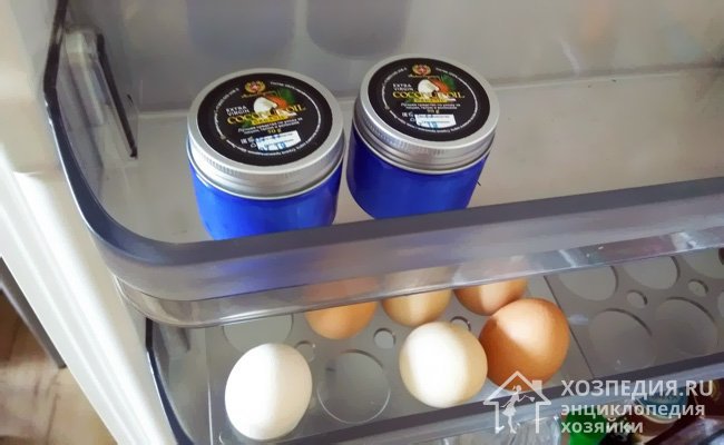 Баночки с маслом можно хранить в дверце холодильника