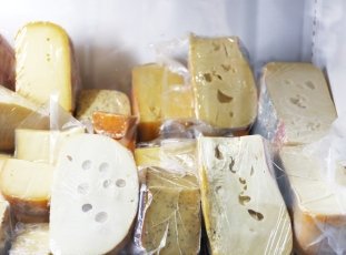 Как сохранить сыр в холодильнике свежим долго: полезные советы и рекомендации