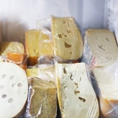 Как сохранить сыр в холодильнике свежим долго: полезные советы и рекомендации