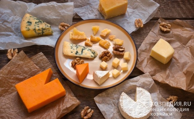 Хранить сыр рекомендуется в бумаге, которую используют в специализированных магазинах. Альтернативным вариантом выступает вощеная или пергаментная бумага