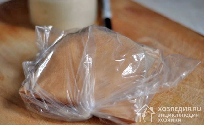 Чтобы предотвратить пересыхания сыра, поместите его в полиэтиленовый пакет. Однако предварительно обязательно заверните в пергамент или марлю, смоченную в подсоленной воде