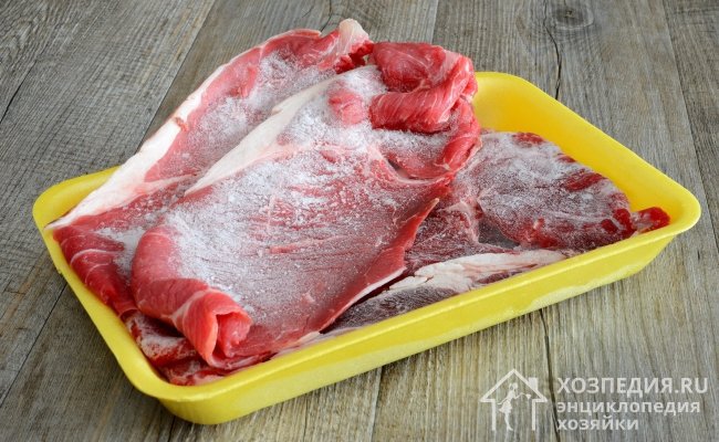 Перед заморозкой нарежьте мясо небольшими кусочками и расфасуйте порционно. Это значительно сэкономит время готовки и продлит срок хранения продукта, поскольку его не придется размораживать несколько раз