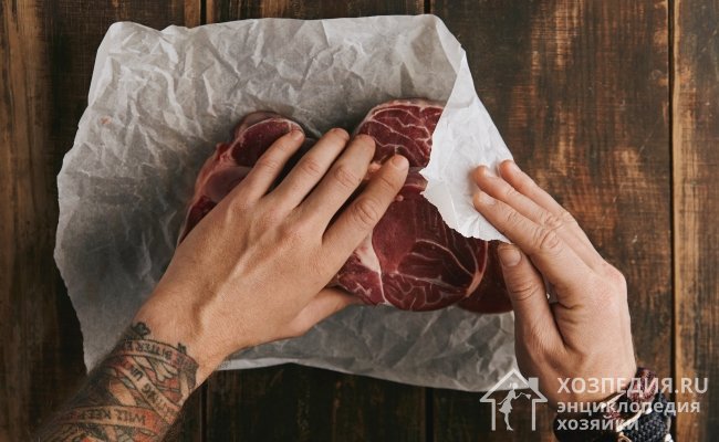 Чтобы сохранить мясо на пару часов в холодильнике и предотвратить обветривание кусков, заверните его в пергаментную бумагу или ткань, смоченную в солевом растворе. Храните продукцию на самой холодной полке рефрижератора