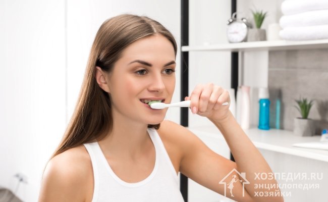 Очистить зубы от фуксина поможет смесь перекиси и соды или качественная отбеливающая паста, которой придется воспользоваться несколько раз подряд для достижения желаемого эффекта
