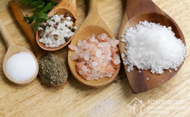 Очистить герметик с рук поможет поваренная или морская соль, которая выполняет роль скраба и очищает кожу