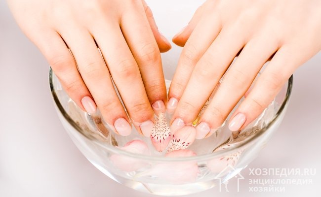 Очистить кожу и ногти после грибов поможет ванночка с добавлением моющего средства и морской соли