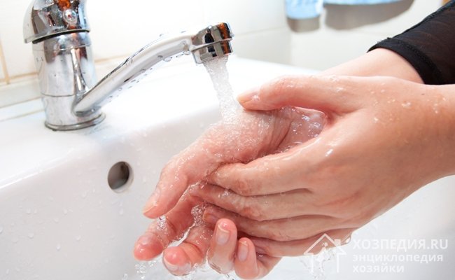 Для очищения рук от герметизирующего состава используйте солевые ванночки, обработку пемзой и тщательное мытье