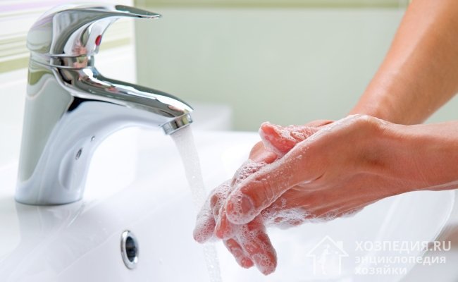Вывести свежее пятно зеленки с рук поможет тщательное мытье с использованием хозяйственного мыла