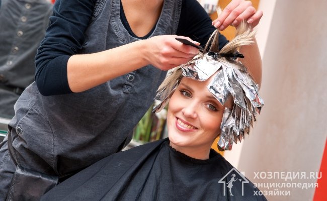 Во время окрашивания волос пигмент часто попадает на лицо, уши, лоб и руки
