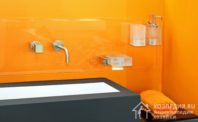 Чтобы ванная комната выглядела эстетично и сияла чистотой, после уборки обработайте стены специальными составами или полировочным воском