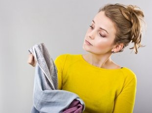 Чем отстирать замазку или корректор с одежды в домашних условиях