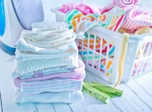 Как и чем стирать вещи для новорожденного