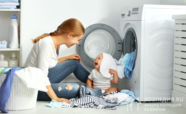 Пока ребенку не исполнится 1-1,5 года, взрослые и детские вещи нужно стирать отдельно