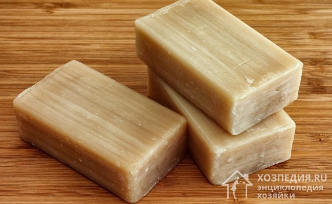 Самое безопасное, недорогое и проверенное многими поколениями средство – коричневое хозяйственное мыло