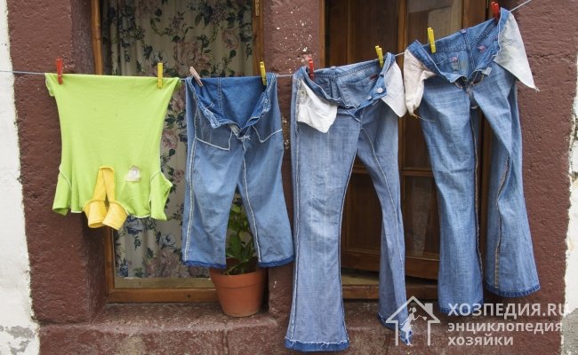 Правильная сушка джинсов позволит избежать глажки. Сушите одежду из денима, вывернув ее на изнанку и расправив все заломы. Идеальное место – хорошо проветриваемое помещение (без попадания прямых солнечных лучей)