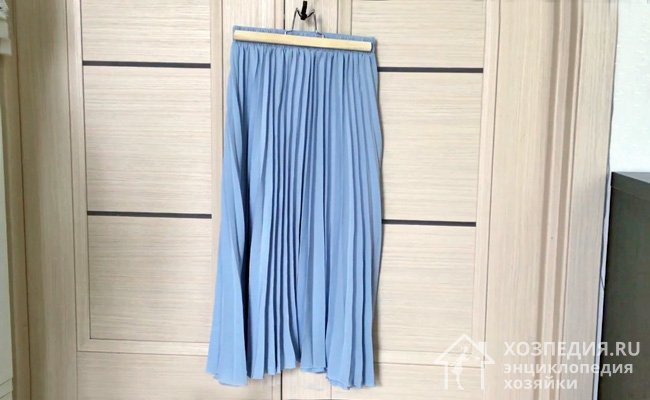 Некоторые юбки-плиссе не требуют глажки – их достаточно развесить на вешалке, чтобы помятости расправились