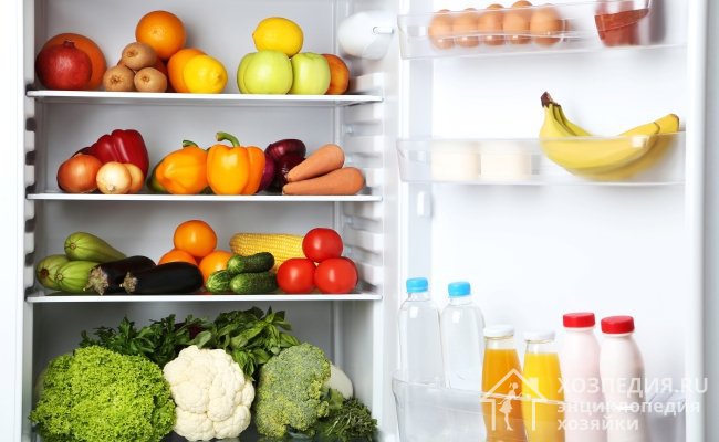 Сохранить свежесть бананов поможет холодильник. Чтобы избежать потемнения кожуры, держите плоды в самом теплом месте (в дверках), вдали от других фруктов и овощей