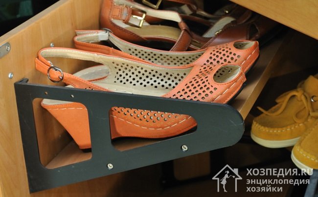 Дополнительные полки для обуви, закрепленные на внутренней поверхности дверцы тумбы или шкафа