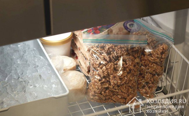 В морозилке удобно держать грецкие орехи в герметичных пакетах с многоразовой застежкой